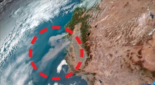 미 국립해양대기청(NOAA) 위성들이 지난 9일 미국 캘리포니아 북부 산불 화재 현장을 우주에서 촬영한 모습. 산불 피해 지역에서 검은 연기(빨간 점선 안)가 피어오르는 장면이 포착됐다. NOAA 제공 