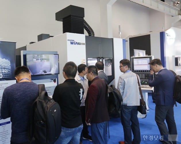중국 공작기계 고객들이 16일 중국 강소성 현대위아 강소법인 공작기계 전시장 오픈하우스 행사에서 현대위아의 대표 공작기계인 XF6300을 살펴보고 있다. (사진=현대위아)