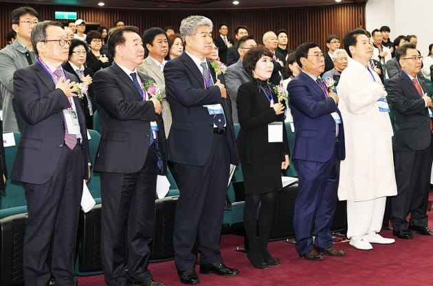 16일 오후 서울 영등포구 국회도서관 대강당에서 (사)안중근정신문화협회 창립총회가 열렸다. 내빈들이 국기에 대한 경례를 하고 있다./ 사진=이승현 한경텐아시아 기자 lsh87@tenasia.co.kr 