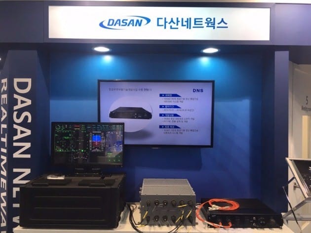 지난 17일 다산네트웍스가 아덱스 2017 전시회장에서 선보인 항공기용 스위치 장비. 다산네트웍스 제공