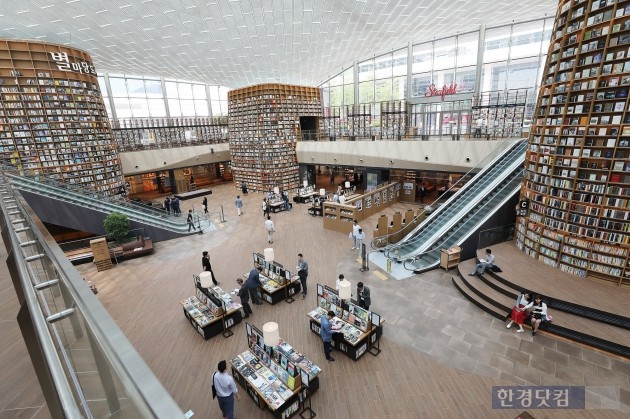 신세계 스타필드 코엑스몰점은 지난 5월 쇼핑몰 한가운데에 대형 도서관 '별마당'을 오픈한 이후 일평균 방문객 수가 10% 증가했다. 스타필드 코엑스몰점 센트럴플라자에 위치한 별마당 전경. ◎신세계프라퍼티 제공