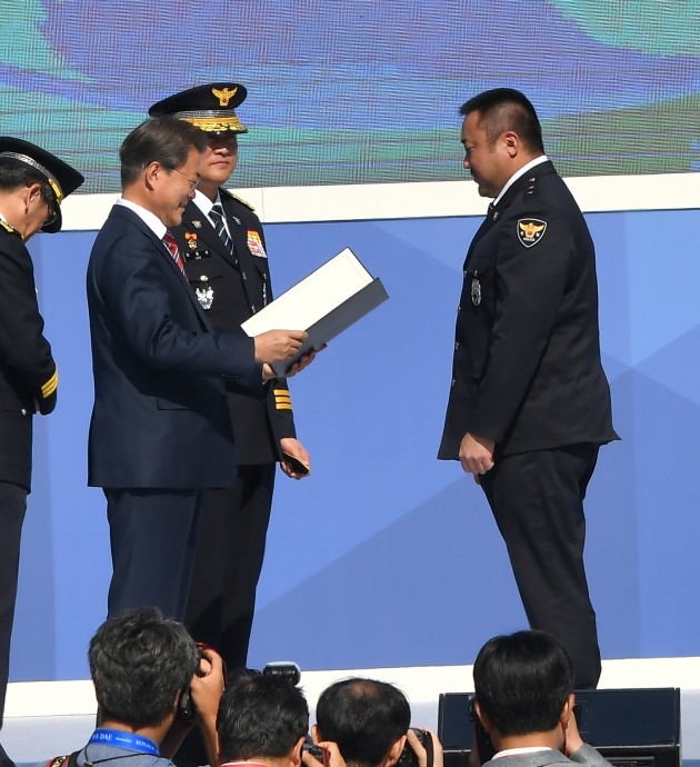 문재인 대통령, 마동석·이하늬에 대한민국 명예경찰 위촉