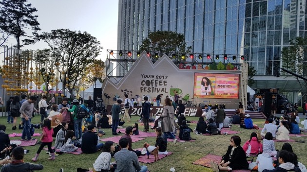 커피 향기에 이끌려 잠실로 모인 사람들… '2017 커피 페스티벌'