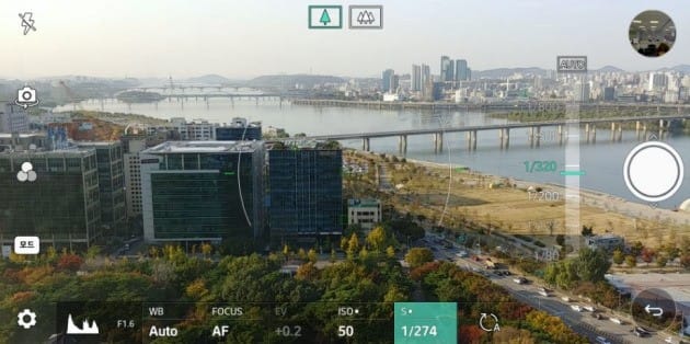 LG V30 카메라의 전문가 모드에는 일반 사용자들도 부담 없이 즐길 수 있도록 '오토 버튼'이 마련됐다. 화면 우하단 'A' 표시된다. 전문가 모드에 도전했다가 자신 없을 때는 이 버튼만 무르면 순식간에 자동 모드로 다시 세팅된다. 전문가 모드에서는 아날로그 다이얼을 돌리는 듯 섬세한 촉감을 선사하는 '햅틱 UX'가 적용됐다.