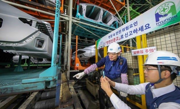 현대차그룹 직원들이 ‘안전신문고’를 이용해 현장의 위험 요소를 제보하는 모습. (사진=현대차그룹)