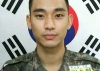 김수현, 훈련소 근황 공개…'반삭발+군복' 늠름한 군인 모습