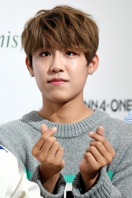  워너원 박우진, '워너블 바라보며 하트 발사'