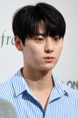  워너원 황민현, '황제 포스 듬뿍'