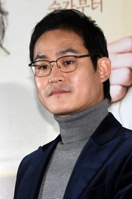  김성균, '긴장한 남자~'