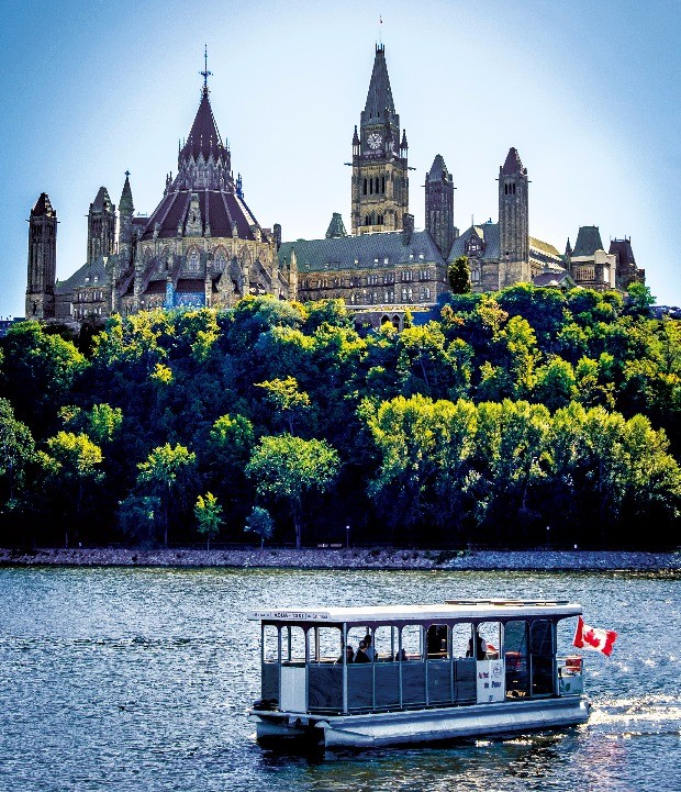 오타와 강 위로 보이는 캐나다 의회 의사당과 아쿠아 택시 . 