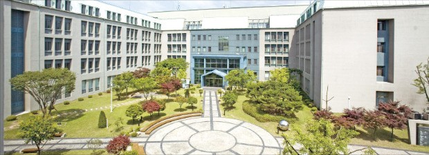 서울 회기동 KAIST 서울캠퍼스에 자리잡은 경영대학 전경. 본원과 연계한 다양한 융합 과정을 들을 수 있다. /KAIST 제공  