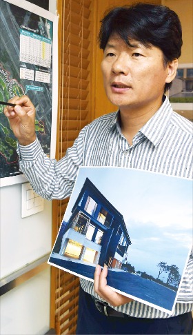 권기연 대표가 건설 중인 설해원에 대해 설명하고 있다. 권 대표는 “설해원 내 단독주택용 필지만 사도 10년간 정회원 대우를 해준다”고 말했다. 신경훈 기자 khshin@hankyung.com