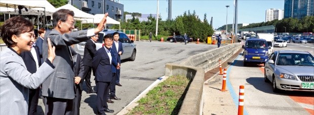 문재인 대통령이 2일 경기 성남시 궁내동 톨게이트 앞에서 김현미 국토교통부 장관과 함께 귀성객들에게 손을 흔들며 인사하고 있다.  /허문찬 기자 sweat@hankyung.com