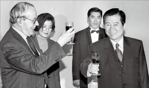 1999년 12월, 김대중 대통령이 ‘IMF 2년 국제포럼 만찬’에서 미셸 캉드쉬 IMF 총재와 건배하고 있다. 강경화 현 외교부 장관(왼쪽 두 번째)이 당시 통역을 맡았다.  /한경DB 