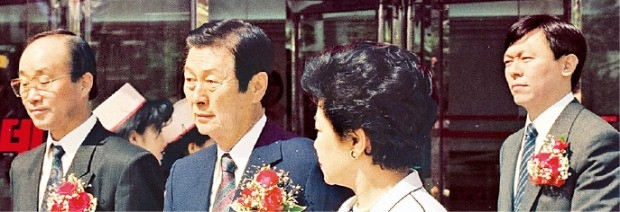 1991년 5월 롯데백화점 영등포점 개점식에 참석한 신격호 롯데그룹 총괄회장(왼쪽 두번째)과 신동빈 회장(네 번째).  /롯데 제공
 