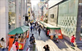 2015년 12월 노점상들로 가득찬 서울 강남역 인근의 ‘지오다노 거리’. 