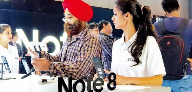 삼성전자가 지난달 인도 뉴델리에서 개최한 갤럭시노트8 출시 행사에서 소비자들이 제품을 체험해 보고 있다.  삼성전자 제공 