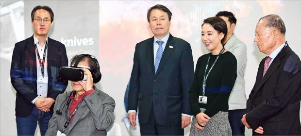 < ‘VR 시네마’ 보는 문 대통령 > 문재인 대통령이 15일 부산국제영화제가 열리고 있는 부산 해운대구 영화의 전당에서 가상현실(VR) 기기를 통해 VR 시네마를 관람하고 있다. 부산=허문찬  기자  sweat@hankyung.com 