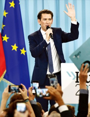 제바스티안 쿠르츠 오스트리아 국민당 대표가 15일(현지시간) 총선 투표를 마친 뒤 선거 승리가 확실시되자 당사에서 지지자들의 환호 속에 연설하고 있다.  /빈EPA연합뉴스 