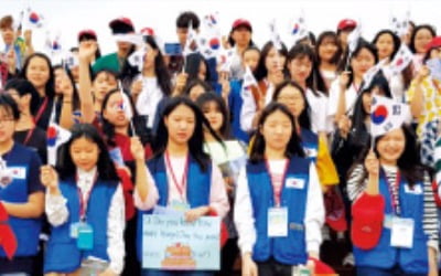  세계인과 소통한 한국 청소년 통역단의 한글날 행사