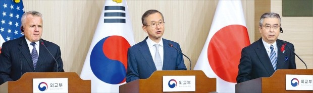 < 한·미·일 외교차관 한자리에 > 임성남 외교부 1차관(가운데), 존 설리번 미국 국무부 부장관(왼쪽), 스기야마 신스케 일본 외무성 사무차관이 18일 서울 도렴동 외교부 청사에서 열린 한·미·일 외교차관 협의회 기자회견에서 질문에 답하고 있다.   /연합뉴스 