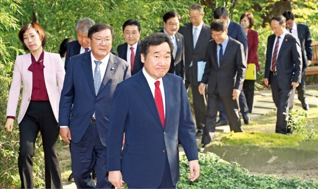 20일 서울 삼청동 국무총리 공관에서 이낙연 국무총리(앞에서 첫 번째)와 김태년 더불어민주당 정책위원회 의장(두 번째), 김수현 청와대 사회수석(네 번째) 등 여당과 정부, 청와대 인사들이 고위 당·정·청 협의를 하기 위해 이동하고 있다.  /김영우 기자 youngwoo@hankyung.com