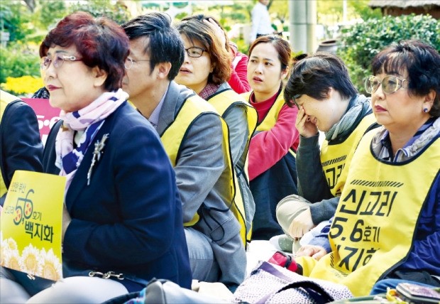 < 실망 > 20일 오전 부산시청 앞에서 농성 중인 탈핵부산시민연대 등 탈핵 단체들이 신고리 5·6호기 공론화위원회의 건설 재개 발표를 지켜보며 침통한 표정을 짓고 있다.  /연합뉴스