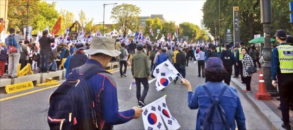 대한애국당과 보수단체들이 지난 21일 오후 서울 대학로에서 연 태극기 집회에서 참가자들이 “박근혜 전 대통령 석방”을 외치며 종로5가 방면으로 행진하고 있다.  