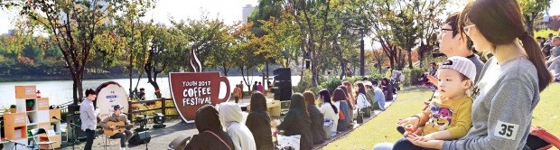 (1) 22일 오후 ‘청춘, 2017 커피 페스티벌’ 커피스테이지에서 인디밴드 마틴스미스가 노래하고 있다. 이날 강풍이 불었지만 햇살이 따뜻하게 내리쬐면서 가을 소풍을 나온 아이들도 함께 축제를 즐겼다.   