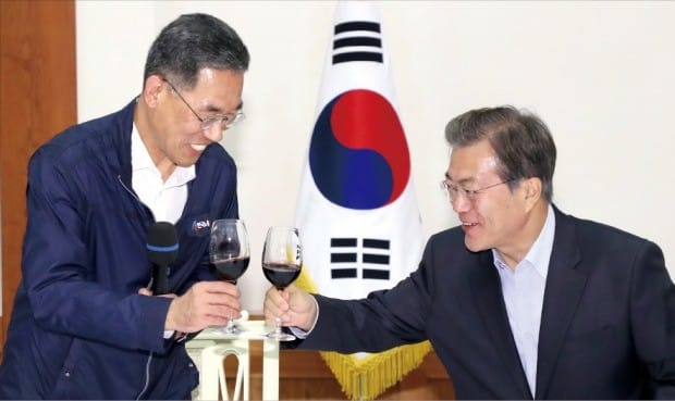 < 文대통령, 한국노총 위원장과 건배 > 문재인 대통령이 24일 청와대 본관에서 열린 ‘노동계와의 대화’ 만찬행사에서 김주영 한국노총 위원장과 건배하고 있다. 건배주는 전북 고창 특산품인 ‘선운 복분자주’다.  /연합뉴스 