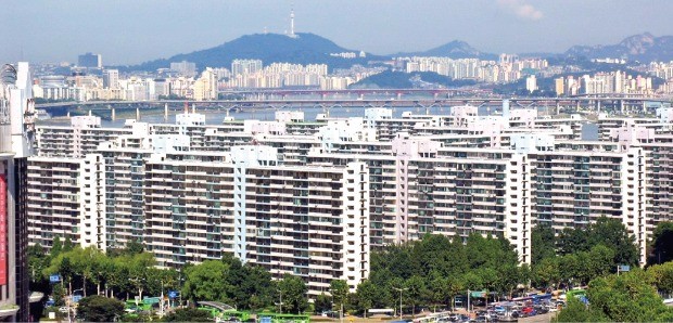 25일 서울 강남권 중개업소들은 “실수요층이 두텁다 보니 ‘10·24 가계부채 종합대책’에도 불구하고 아파트 호가가 떨어지지 않고 있다”고 전했다. 지난달 일부 동(棟)을 50층으로 짓는 재건축 정비계획안이 통과돼 호가가 상승한 서울 잠실주공5단지. 한경DB 