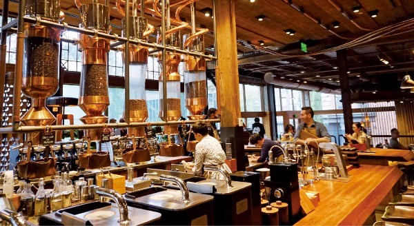 ‘커피의 성지’ 캐피털 힐에서 가장 붐비는 스타벅스 리저브 로스터리 앤드 테이스팅 룸. 