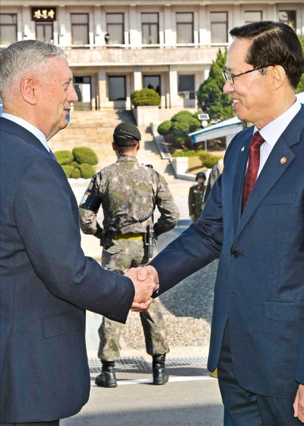 북한 눈앞 JSA서 손 잡은 한·미 국방