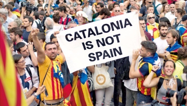 < “우린 스페인이 아니다” > 카탈루냐 자치의회가 27일(현지시간) 독립공화국 선포안을 가결한 후 카탈루냐 주민들이 바르셀로나 거리로 나와 환호하고 있다. 바르셀로나EPA연합뉴스 