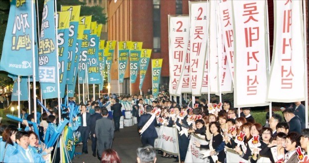 < 선거전 뺨치는 수주전 > 지난 11일 서울 송파구 신천동 미성·크로바아파트의 시공사 선정 총회장에서 GS건설과 롯데건설 관계자 수백 명이 조합원을 상대로 막바지 홍보 활동을 하고 있다. 한경DB