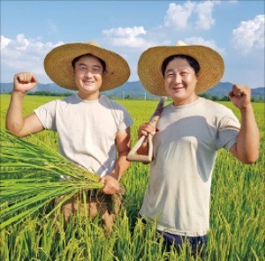 경북 예천으로 귀농해 종자산업을 일구고 있는 한국에포팜의 김영균(왼쪽)·상균씨 형제.  한국에코팜  제공
 