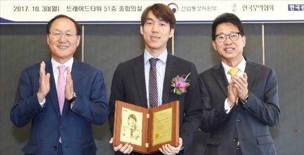 정경인 펄어비스 대표가 30일 한국무역협회와 산업통상자원부, 한국경제신문사가 선정한 ‘제103회 한국을 빛낸 이달의 무역인상’을 받았다. 왼쪽부터 최명배 한빛회 회장, 정 대표, 김정관 한국무역협회 부회장. 한국무역협회 제공