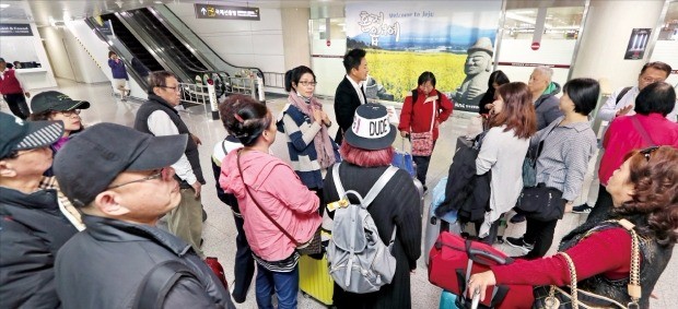 중국 상하이에서 출발한 중국인 관광객들이 31일 제주국제공항을 통해 입국하고 있다. 한국과 중국이 이날 사드(고고도 미사일방어체계) 배치로 경색된 한·중 관계를 복원하기로 합의하면서 한국을 찾는 중국인 관광객이 다시 늘 것이라는 기대가 커지고 있다. 연합뉴스 