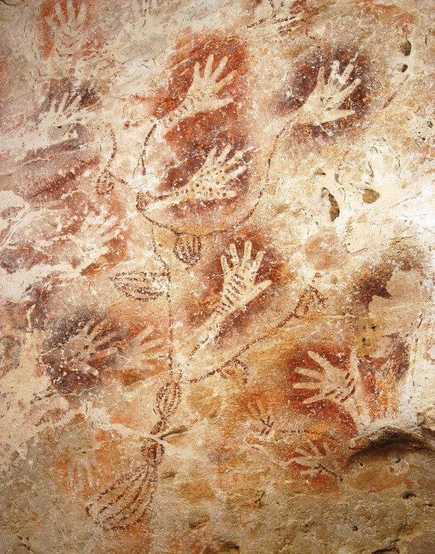 프랑스 쇼베 동굴의 첫번째 방에는 붉은 색 손바닥이 잔뜩 찍힌 곳이 있다. 배 교수는 이를 인간의 심장을 표현한 것으로 설명했다. 