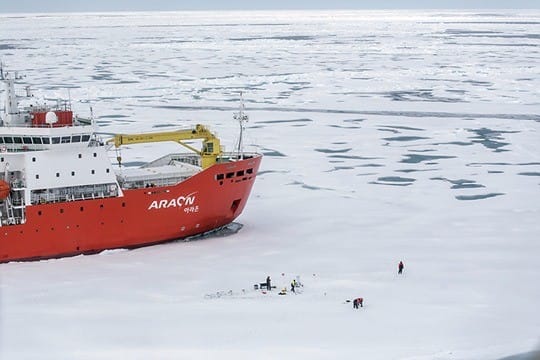 한국 최초의 쇄빙선인 아라온호가 북극 환경 탐사를 하고 있는 모습. /한국경제신문
