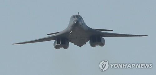 B-1B 다시 한반도에…고도 150ｍ 저공비행으로 위용 과시(종합)