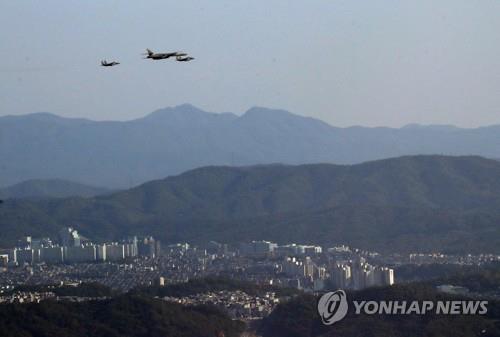 B-1B 다시 한반도에…고도 150ｍ 저공비행으로 위용 과시(종합)