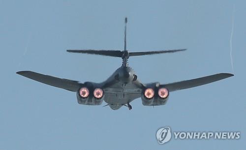 B-1B 다시 한반도에…고도 150ｍ 저공비행으로 위용 과시(종합)