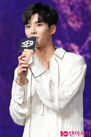 [TEN PHOTO] SF9 로운 &#39;훈남 눈빛&#39;