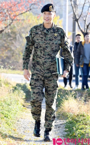 [TEN PHOTO]이승기 &#39;전역의 기쁨을 감출수없어&#39;