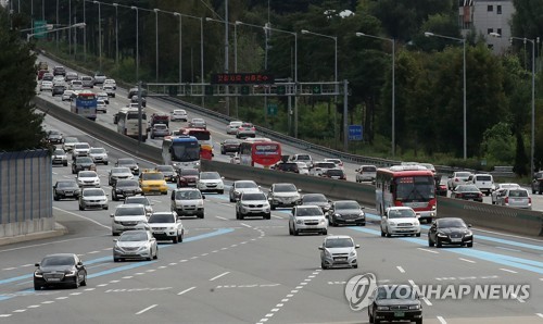 귀경길 고속도로 낮부터 정체…"오후 5∼6시 가장 혼잡할 듯"