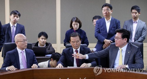 與 "한국당 보이콧, 어린애 떼쓰듯"…국감 복귀 압박