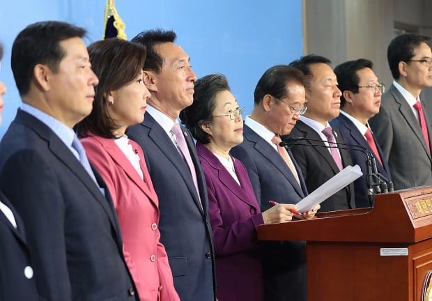 한국당 '부처별 적폐청산 기구' 관련 청와대 비서실장 고발