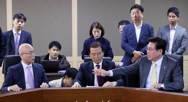 한국당, 오후 긴급의총 소집…국감중단·국회 보이콧 논의