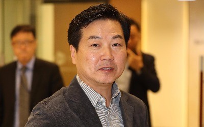 靑관계자 "'홍종학 증여' 방식 상식적… 불법 여부서 벗어난 문제"